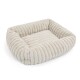 Beiges rechteckiges Plüsch-Haustierbett mit gerippter Textur und erhöhten Seiten auf weißem Hintergrund.