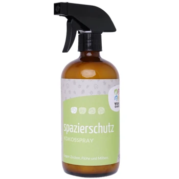 Braune Sprühflasche mit der Aufschrift "spazierschutz kokosspray" mit grünem Design, behauptet, gegen Zecken, Flöhe und Milben zu schützen.