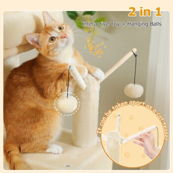 Orange getigerte Katze auf beigem Kratzbaum spielt mit hängenden flauschigen Bällen; Text: "2 in 1" und "Interactive Toy + Hanging Balls".