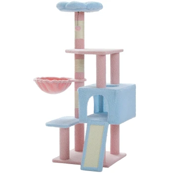 Bunter Katzenbaum mit rosa und blauen Plüschoberflächen, mit einer wolkenförmigen Spitze, einem hängenden Spielzeug, einer gemütlichen Schüssel und einer Kratzrampe.