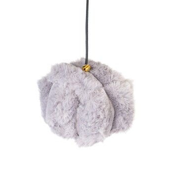 Fluffy graues Haustierspielzeug in Form eines Balls, das an einem schwarzen Band mit einer goldenen Glocke hängt.