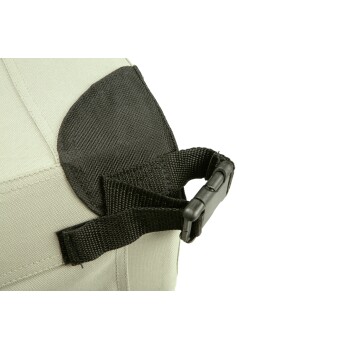 Nahaufnahme eines Tragegurts für Haustiere mit einer schwarzen Schnalle und strukturiertem Stoff, der sein strapazierfähiges Design zeigt.