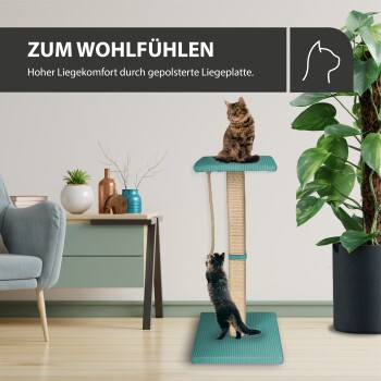 Ein gemütlicher Katzenbaum mit zwei Katzen, eine sitzt auf einer gepolsterten Plattform und die andere klettert, umgeben von Zimmerpflanzen und Möbeln.