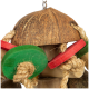 Nahaufnahme eines bunten Vogelspeils mit einer Kokosnussschale oben, grünen und roten Holzringen und Naturfaserseilen zum Kauen.