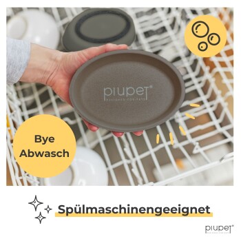 Eine Person hält einen braunen Futternapf mit dem Logo "piupet" in einer Geschirrspülmaschine, mit dem Text "Bye Abwasch" und "Spülmaschinengeeignet."