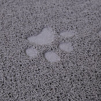 Eine Nahaufnahme einer strukturierten grauen Haustiermatte mit einem Pfotenabdruck, die ihr weiches, flexibles Material zeigt.
