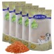 Fünf Tüten Lyra Pet Natur-Hundefutter, mit einem Haufen orangefarbener, gewürfelter Leckereien davor. Jede Tüte zeigt ein Pfotenabdruckdesign und beansprucht Premiumqualität.