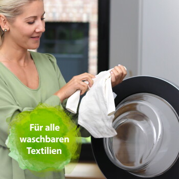 Frau lädt weiße Wäsche in eine Frontlader-Waschmaschine; grünes Etikett 'Für alle waschbaren Textilien'.