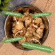 Schüssel mit Haustierfutter, gekennzeichnet mit "hohem Protein", "mit Karotten", "getreidefrei" und "ohne Geschmacksverstärker."