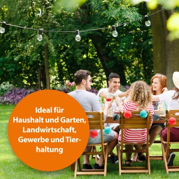Menschen, die im Freien an einem Tisch mit Grünpflanzen und Lichtern speisen. Text: "Ideal für Haushalt, Garten, Landwirtschaft, Gewerbe, Tierhaltung."