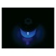 Une fontaine à eau pour animaux de compagnie bleue lumineuse avec un dessus en forme de fleur, illuminée dans un environnement sombre, portant le nom de la marque "Catit."
