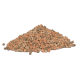 Ein Haufen kleiner, mehrfarbiger Haustierfutterpellets in Brauntönen, Beige und Grün, vor einem weißen Hintergrund.