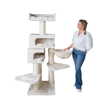 Eine Frau steht neben einem hohen, plüschigen Katzenbaum mit mehreren Ebenen, gemütlichen Betten und Kratzpfosten, entworfen für den Komfort von Katzen.