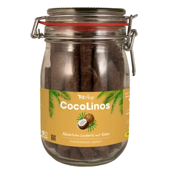 Glas mit Metallverschluss, das braune Kokosnacks enthält, mit Etikett 'FitHap CocoLinos', Kokosbild und deutschem Text.