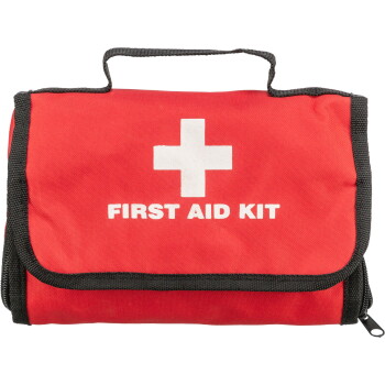 Une trousse de premiers secours pour animaux de compagnie rouge avec une croix blanche, contenant des ciseaux, des lingettes, des pansements, des gants et une couverture d'urgence.