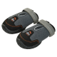 Ein Paar graue Hundeschuhe mit schwarzen Sohlen und verstellbaren Riemen, mit einem Logo, das auf jedem Schuh "Dog's Feet" liest.