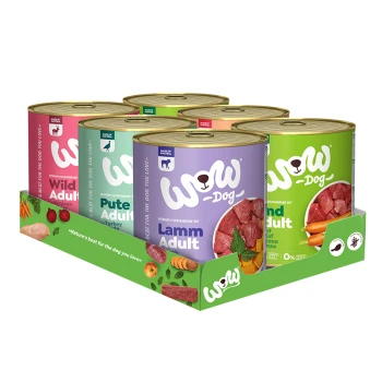 Eine Anzeige von sechs Dosen "WOW Dog" Premium-Hundefutter, mit den Geschmacksrichtungen: Wild (Reh), Pute (Truthahn) und Lamm für Erwachsene.