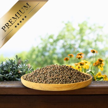 Premium-Hundefutter in einer Holzschüssel, umgeben von Grünpflanzen und gelben Blumen, mit einem goldenen "PREMIUM"-Label in der Ecke.