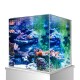 Lebendiges Aquarium mit bunten Korallen und Steinen, klarem Wasser und Blasen, auf einem eleganten weißen Ständer.