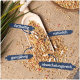 Eine Holzschaufel gefüllt mit Samen und Körnern auf Jute, mit Etiketten: "vitaminreich", "natürlich", "ganzjährig" und "abwechslungsreich."