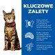 Kot bengalski w czerwonej obroży siedzi obok niebieskiego tekstu na białym tle wymieniającego korzyści: niskokaloryczne, bogate w białko i odżywcze dla skóry.
