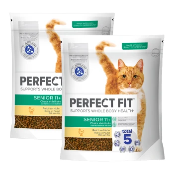 Zwei Beutel Perfect Fit Senior Katzenfutter (11+ Jahre) mit einer roten Katze, mit den Hinweisen "Unterstützt die Gesundheit des gesamten Körpers" und "Reich an Huhn."
