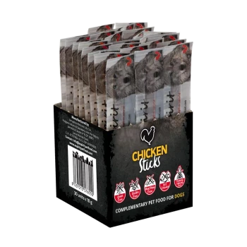 Schachtel mit Chicken Sticks Hundeleckerlis, Packungen mit Hundephoto; Text: 'CHICKEN Sticks', 'Ergänzungsfuttermittel für Hunde'