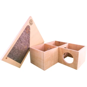 Holzhaustierspielzeug mit drei Fächern und einem dreieckigen Deckel mit strukturiertem Oberflächen, ideal für kleine Tiere.