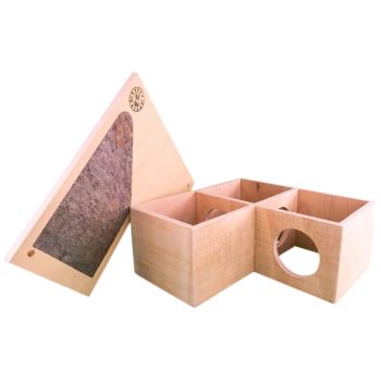 Holzhaustierspielzeug mit drei Fächern und einem dreieckigen Deckel mit strukturiertem Oberflächen, ideal für kleine Tiere.