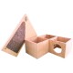 Holzhaustierspielzeug mit drei Fächern und einem dreieckigen Deckel mit strukturiertem Oberflächen, ideal für kleine Tiere.
