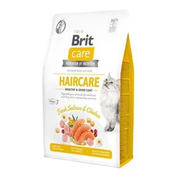 Tüte Brit Care Haircare Katzenfutter mit einer grauen Katze, mit Text, der "Gesunder & Glänzender Pelz" und "Frischer Lachs & Huhn" hervorhebt.