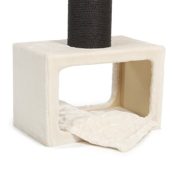 Cremefarbener Katzenbaum mit einer plüschigen Basis, ausgestattet mit einem Kratzbaum, der mit schwarzem Seil umwickelt ist, und einem weichen, abnehmbaren Kissen im Inneren.