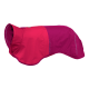 Ein leuchtend pinker Hundemantel mit hohem Kragen und reflektierenden Streifen, der für Wärme und Sichtbarkeit konzipiert ist.