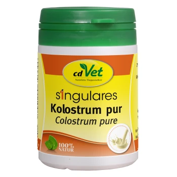 Behälter von cdVet Colostrum Pure, mit einem grünen Deckel und gelbem Etikett mit Text in Deutsch und Englisch, der '100% Natur' besagt.