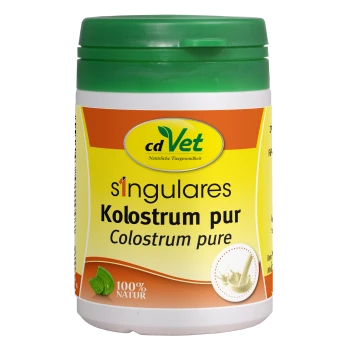 Behälter von cdVet Colostrum Pure, mit einem grünen Deckel und gelbem Etikett mit Text in Deutsch und Englisch, der '100% Natur' besagt.