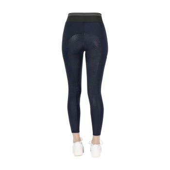 Marineblaue Leggings mit hohem Bund und Mesh-Einsätzen auf der Rückseite, kombiniert mit weißen Turnschuhen.