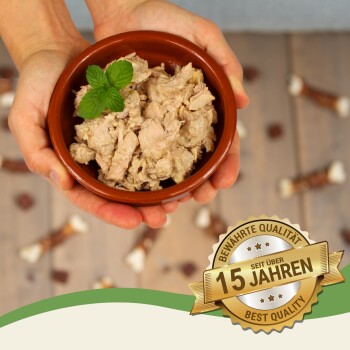 Eine Person hält eine braune Schüssel mit Haustierfutter, garniert mit einem Minzblatt, mit einem Abzeichen, das "15 Jahre Best Quality" in der Ecke angibt.