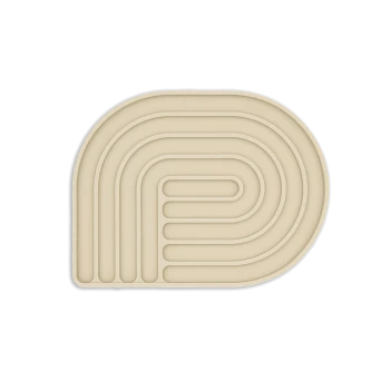 Eine beige Silikon-Futtermatte für Haustiere, geformt wie ein stilisiertes "P" mit mehreren Rillen zum Halten von Futter- oder Wasserschalen.