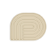 Eine beige Silikon-Futtermatte für Haustiere, geformt wie ein stilisiertes "P" mit mehreren Rillen zum Halten von Futter- oder Wasserschalen.