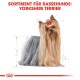Illustration eines Yorkshire Terriers mit langem, fließendem Fell und einem roten Bogen auf dem Kopf, beschriftet mit "SORTIMENT FÜR RASSEHUNDE: YORKSHIRE TERRIER."