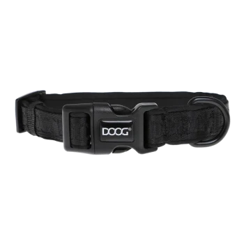 Schwarzes Hundehalsband mit einer stabilen Schnalle und D-Ring, mit dem DOOG-Logo, das prominent auf der Schnalle angezeigt wird.