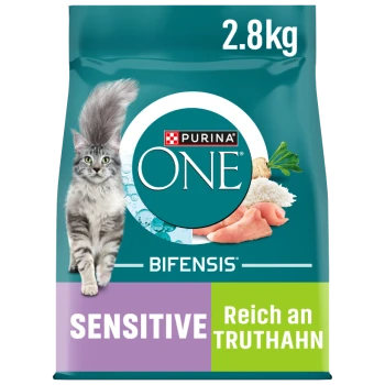 Purina ONE Katzenfutterbeutel, 2,8 kg, mit einer flauschigen grauen Katze, beschriftet mit "SENSITIVE" und "Reich an TRUTHAHN" mit Bildern von Truthahn und Gemüse.