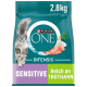 Purina ONE Katzenfutterbeutel, 2,8 kg, mit einer flauschigen grauen Katze, beschriftet mit "SENSITIVE" und "Reich an TRUTHAHN" mit Bildern von Truthahn und Gemüse.