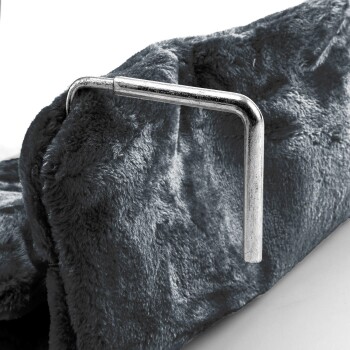 Nahaufnahme eines grauen Plüsch-Hundebetts mit einem metallischen Griff, das seine weiche Textur und robuste Bauweise zeigt.