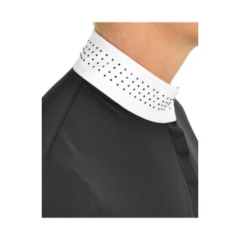 Nahaufnahme eines schwarzen Reitshirts mit einem weißen Kragen, der mit funkelnden Strasssteinen verziert ist.
