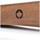 Nahaufnahme eines Holz-Haustierprodukts mit einem schwarzen Ahornblatt-Logo, das die Maserung und Textur des Holzes zeigt.