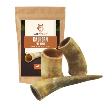 Kuhhorn-Hundekauartikel von Wildfang, verpackt in einer braunen Tüte mit dem Text "KAUHORN FÜR HUNDE" und "COW HORN DOG CHEW."