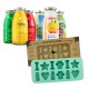 Bunte Snacks für Haustiere in Flaschen, beschriftet mit "Huhn," "Rind," "Lamm," "Immuno," "Gemüse," und einer grünen, knochenförmigen Eiswürfelschale.