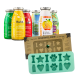 Bunte Snacks für Haustiere in Flaschen, beschriftet mit "Huhn," "Rind," "Lamm," "Immuno," "Gemüse," und einer grünen, knochenförmigen Eiswürfelschale.