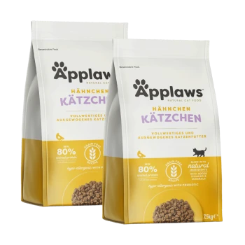 Deux sacs de nourriture naturelle pour chats Applaws, étiquetés "Hähnchen Kätzchen," présentant une recette sans céréales avec 80 % de protéines animales.